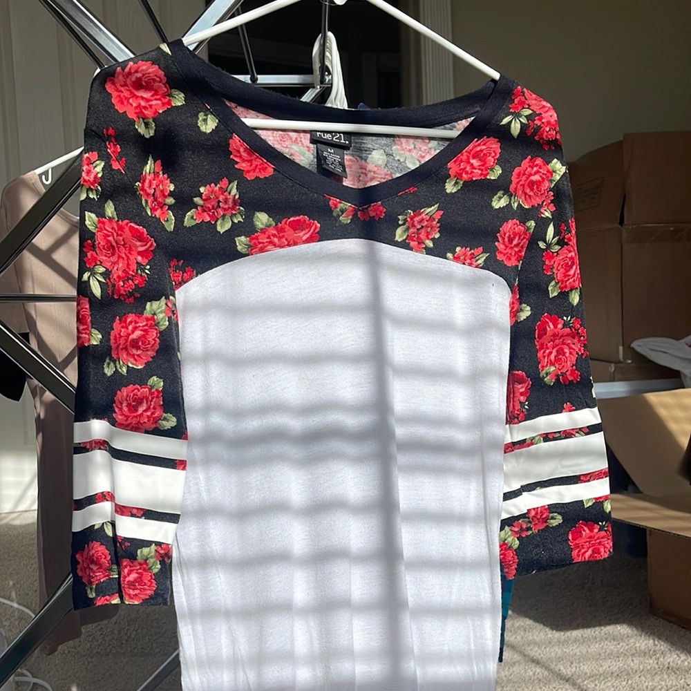 Rue 21 top. Very good condition. Floral Pattern women baseball tee.